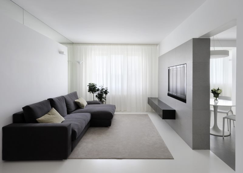 Canapé noir dans un salon de style minimaliste