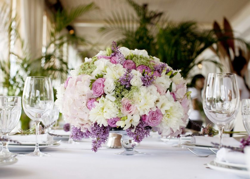 Bouquet de fleurs artificielles sur la table de fête.
