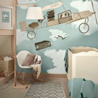 Aeroplano di cartone animato sul muro della stanza per il figlio