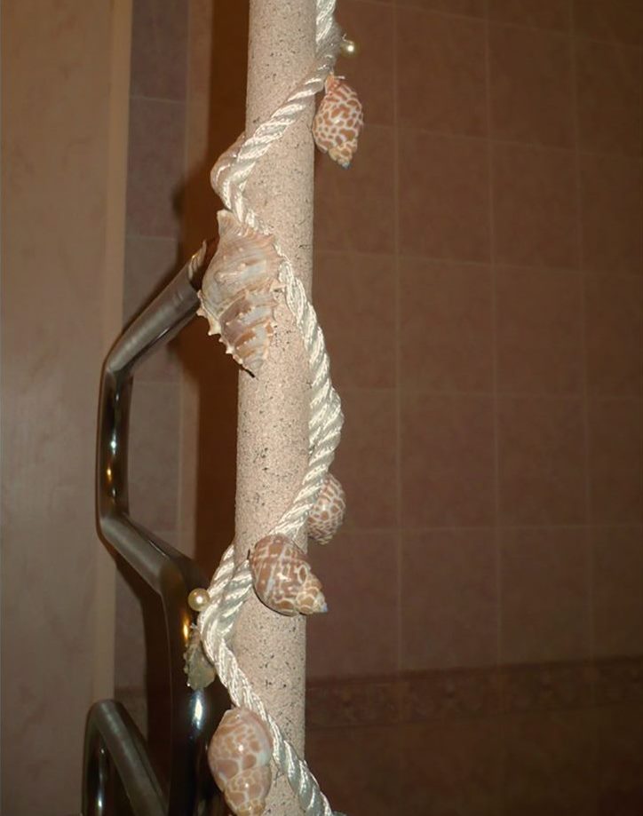 Decorazione di conchiglie in un tubo di riscaldamento in un appartamento di città