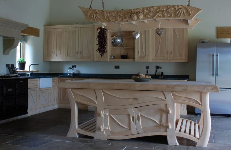 Interno di cucina con mobili in legno