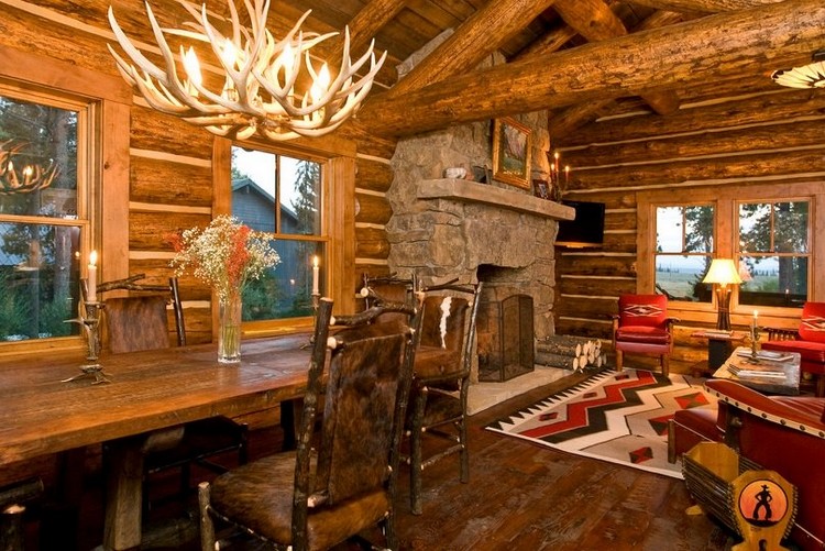 L'intérieur d'une maison en bois dans le style russe ancien