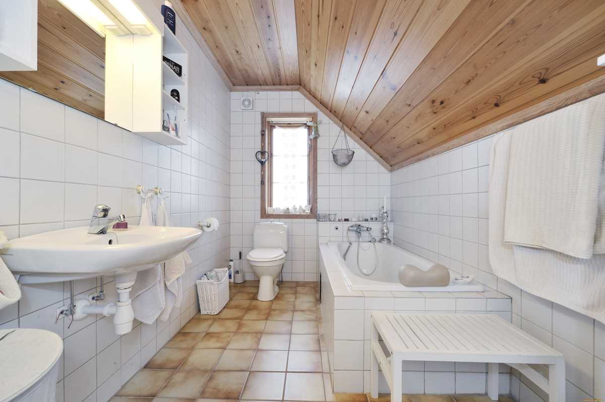 Plafond en bois dans la salle de bain d'une maison de campagne