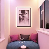 Murs roses du balcon dans l'appartement de la jeune fille