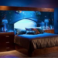 Grand aquarium au-dessus du lit dans la chambre