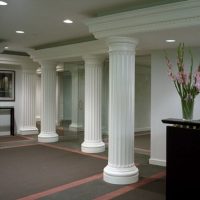 Anciennes colonnes grecques à l'intérieur du hall d'une maison moderne
