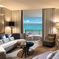 Moderna viesistaba ar skatu uz jūru