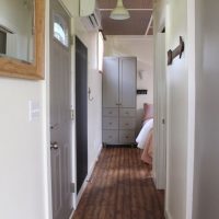 Conception d'un couloir étroit dans une maison privée