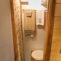 Porte-serviettes dans la salle de bain d'une maison d'été