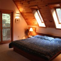 Fenêtres de toit sur le lit des époux