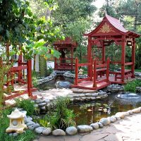 Tuinhuisje in Japanse stijl bij de vijver