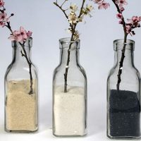 Rameaux en fleurs dans des bouteilles de céréales