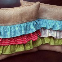 Coussins décoratifs avec des bandes colorées de tissu