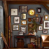 Peintures décoratives et photographies d'un mur en bois