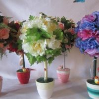 Arrangement de fleurs artificielles sur la table du salon