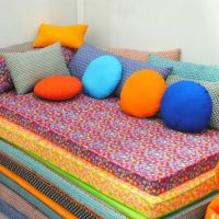 Coussins lumineux en tissu multicolore pour décorer un canapé