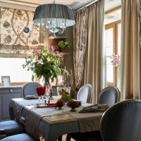 Élégante salle à manger dans une maison privée
