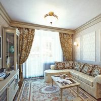 Klasisks paklājs uz viesistabas grīdas klasiskā stilā
