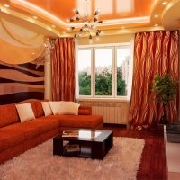 Bourgondische kleur in het interieur van de woonkamer