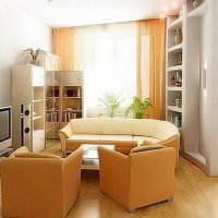 Gele meubels in een kleine woonkamer