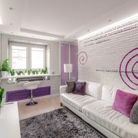 Violette kleur in het ontwerp van de woonkamer