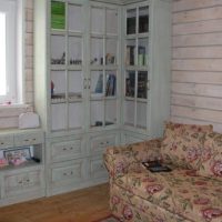 Vecchio armadio nell'angolo del soggiorno di una casa privata