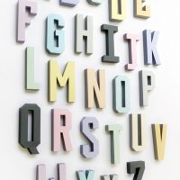 Lettres 3D en papier sur un mur blanc