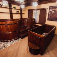 Botti d'acqua in legno in una sauna giapponese