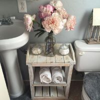 Fleurs à l'intérieur des toilettes d'un appartement en ville