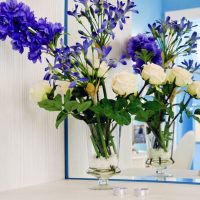 Bouquet de lilas et de fleurs blanches