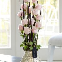 Fleurs rose pâle dans un vase en métal