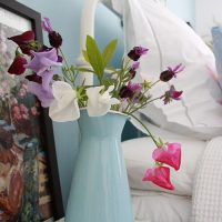 Vase de fleurs à la tête du lit