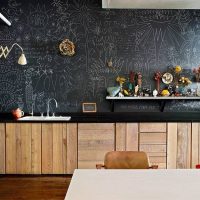 Slate board instead of wallpaper in the kitchen
