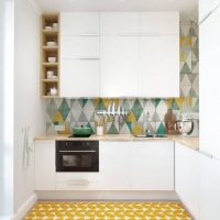 Tappeto giallo nel design di una piccola cucina