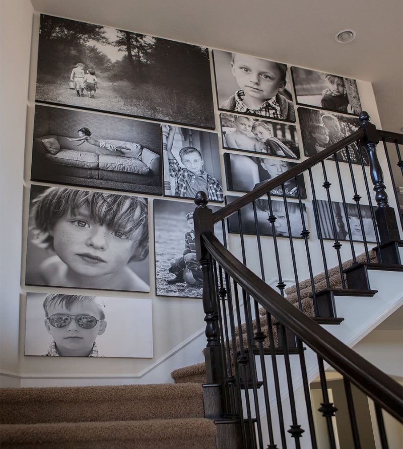 Décorer les murs d'escalier avec des photos