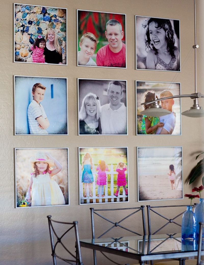 Decorazione della parete della cucina con foto di famiglia