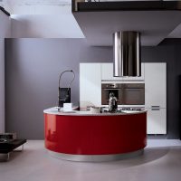 Façade rouge de meubles de cuisine