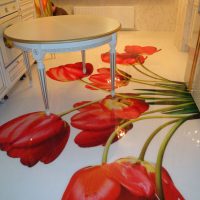 Tulipani rossi sul pavimento della cucina