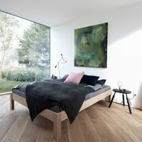 Melna gultas pārklājs uz modernas gultas