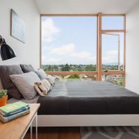 Progetta una camera da letto stretta in stile moderno