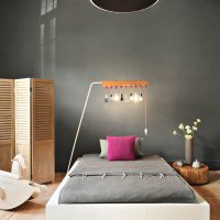 Ongewone lamp in de grijze slaapkamer