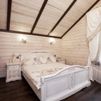 Dekorējot guļamistabu ar priežu oderi