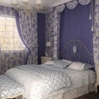 Tekstilizstrādājumi ar ceriņu apdruku guļamistabas interjerā