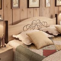Vier kussens op een bed in een houten huis