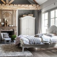 Ruime slaapkamer met houten balk