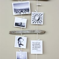 Ciondolo di fotografie su bastoncini di legno