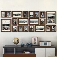 Raccolta di foto sul muro del soggiorno