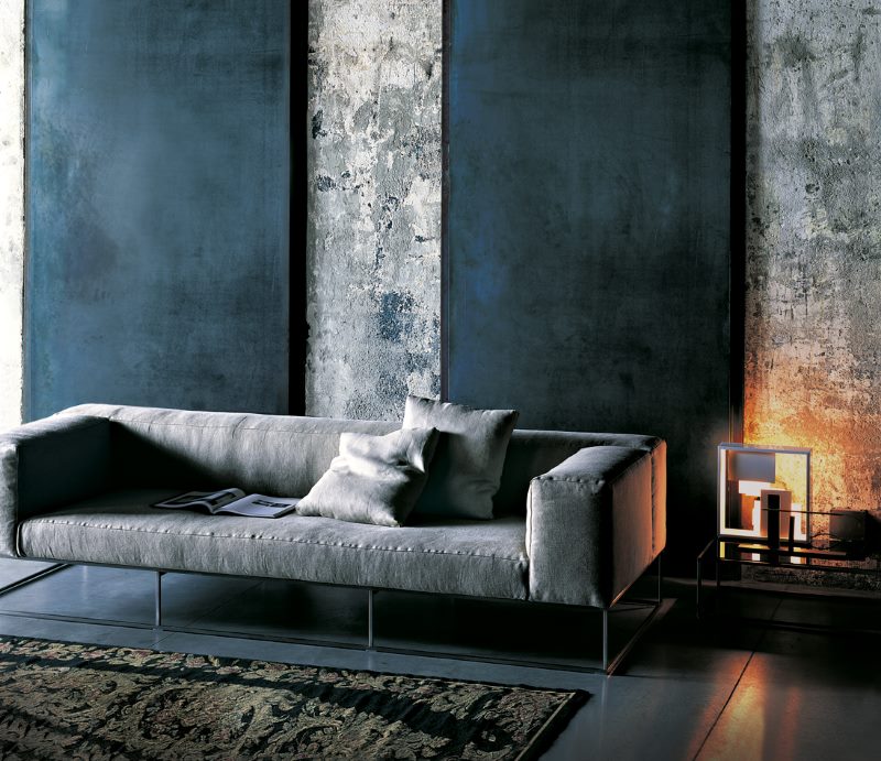 Canapé gris près des murs de graphite du salon