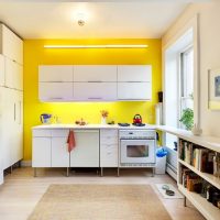 Mur jaune dans une cuisine blanche