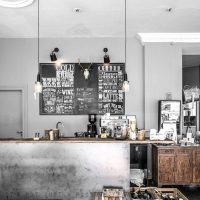 Murs gris de la cuisine-salon dans le style industriel